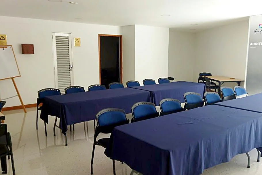Auditorio con mesas para portátil en el Sao Paulo Plaza.