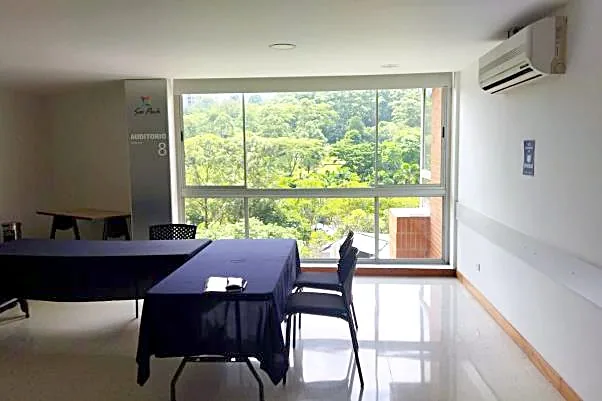 Auditorio con ventanal y mesas en el Sao Paulo Plaza.
