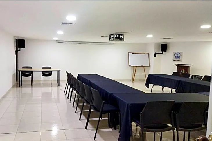 Auditorio con mesas en U y proyector en el Sao Paulo Plaza.
