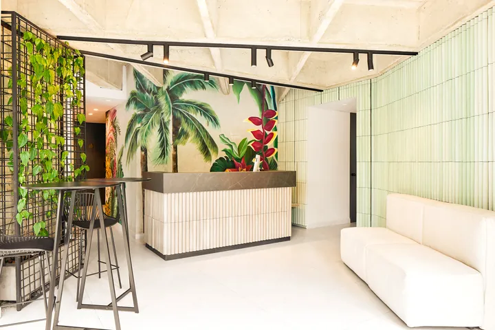 Recepción de un proyecto inmobiliario con diseño contemporáneo.
