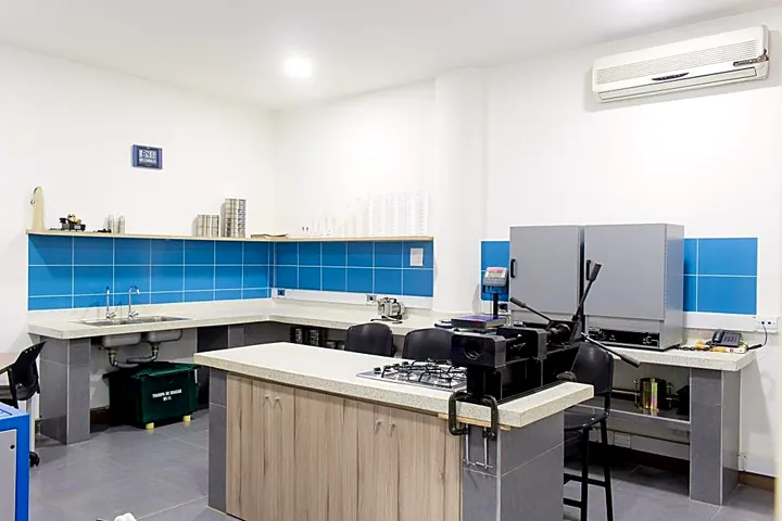Laboratorio de suelos con equipos de ensayo.