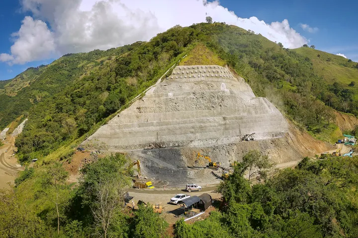 Vista aérea de un talud estabilizado en una ladera montañosa.