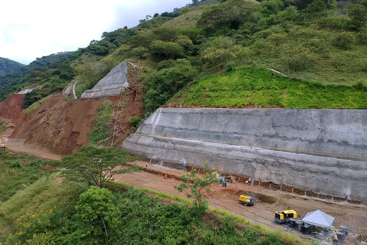 Vista aérea de una obra de estabilización junto a una carretera.
